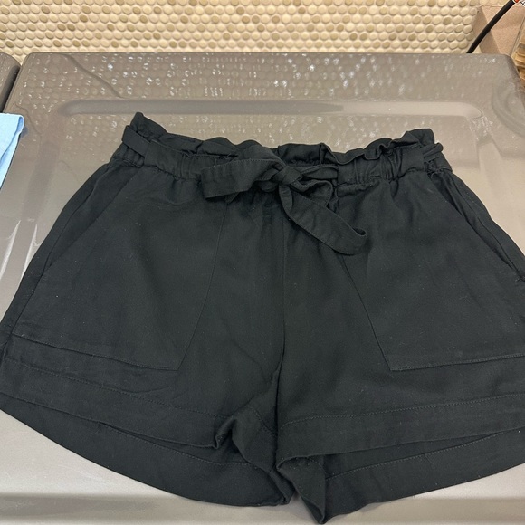 Dynamite black flowy shorts with belt to tie! - Picture 1 of 2